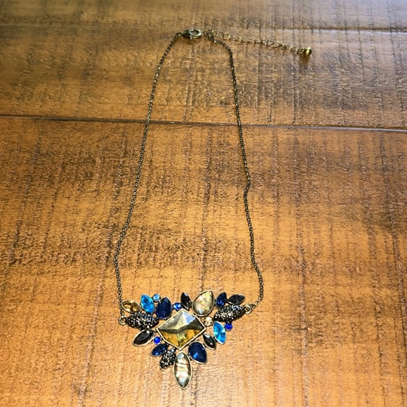 EUC Kiss Me Exquisite Rhinestone Pendant Necklace - Picture 6 of 6